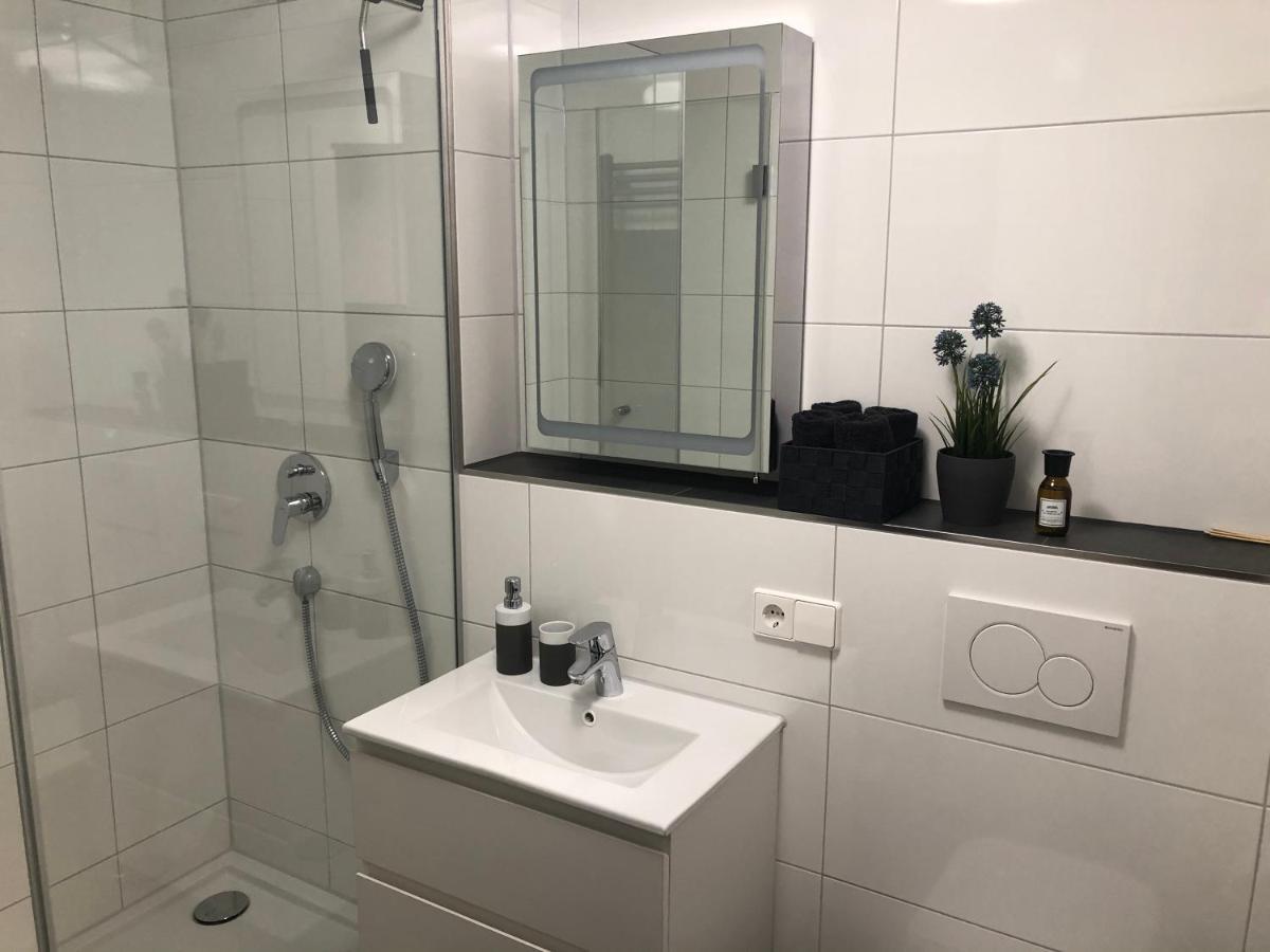Lisas Gaestehaus Neckartenzlingen Exteriör bild